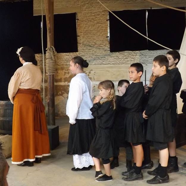Les enfants intègrent un spectacle local